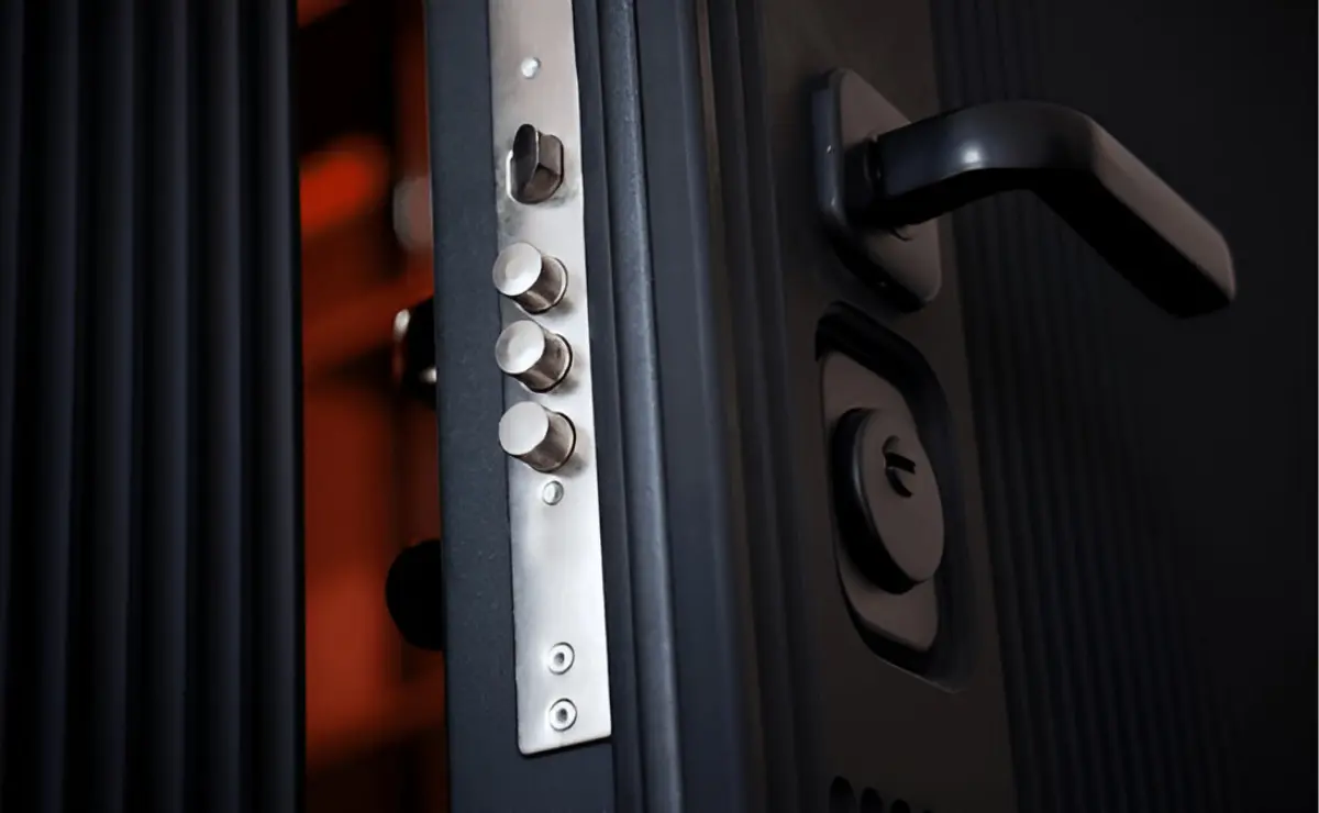 Meerpuntssluiting met stalen pennen in deurslot Haarlem