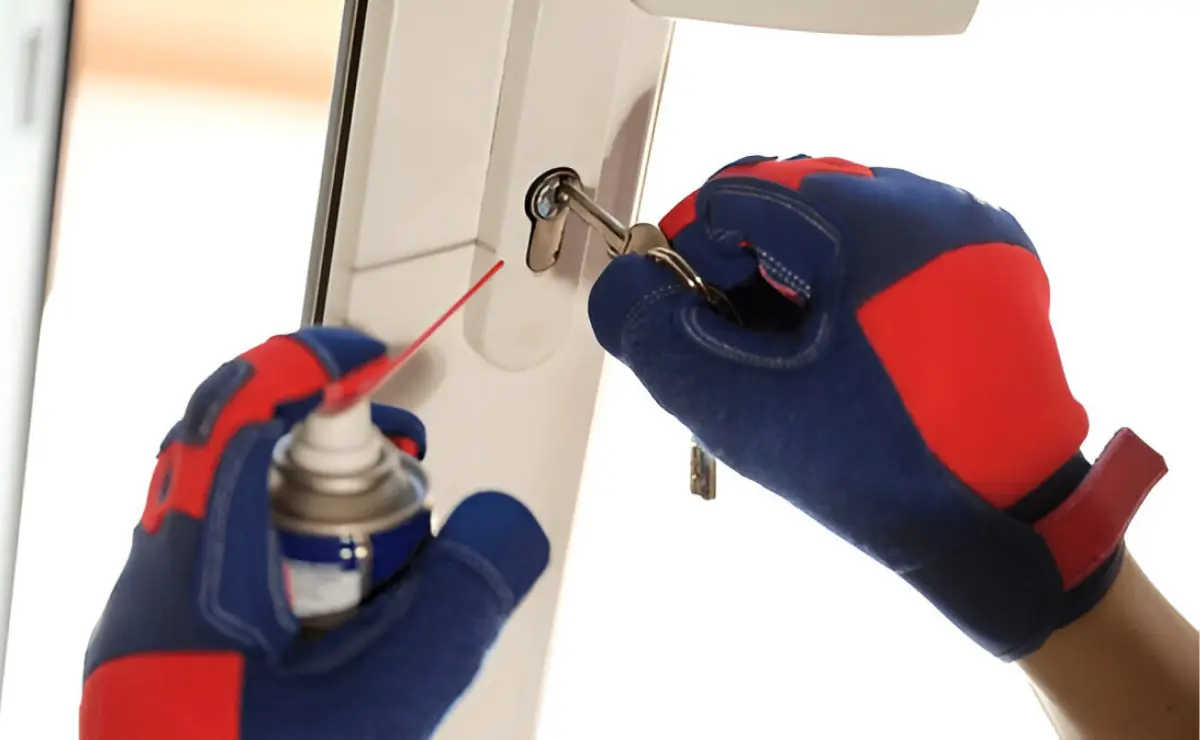 Slotenmaker smeert cilinder bij afgebroken sleutel in slot